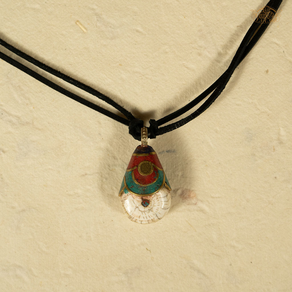 Traditional Tibetan Style Seashell Pendant Necklace