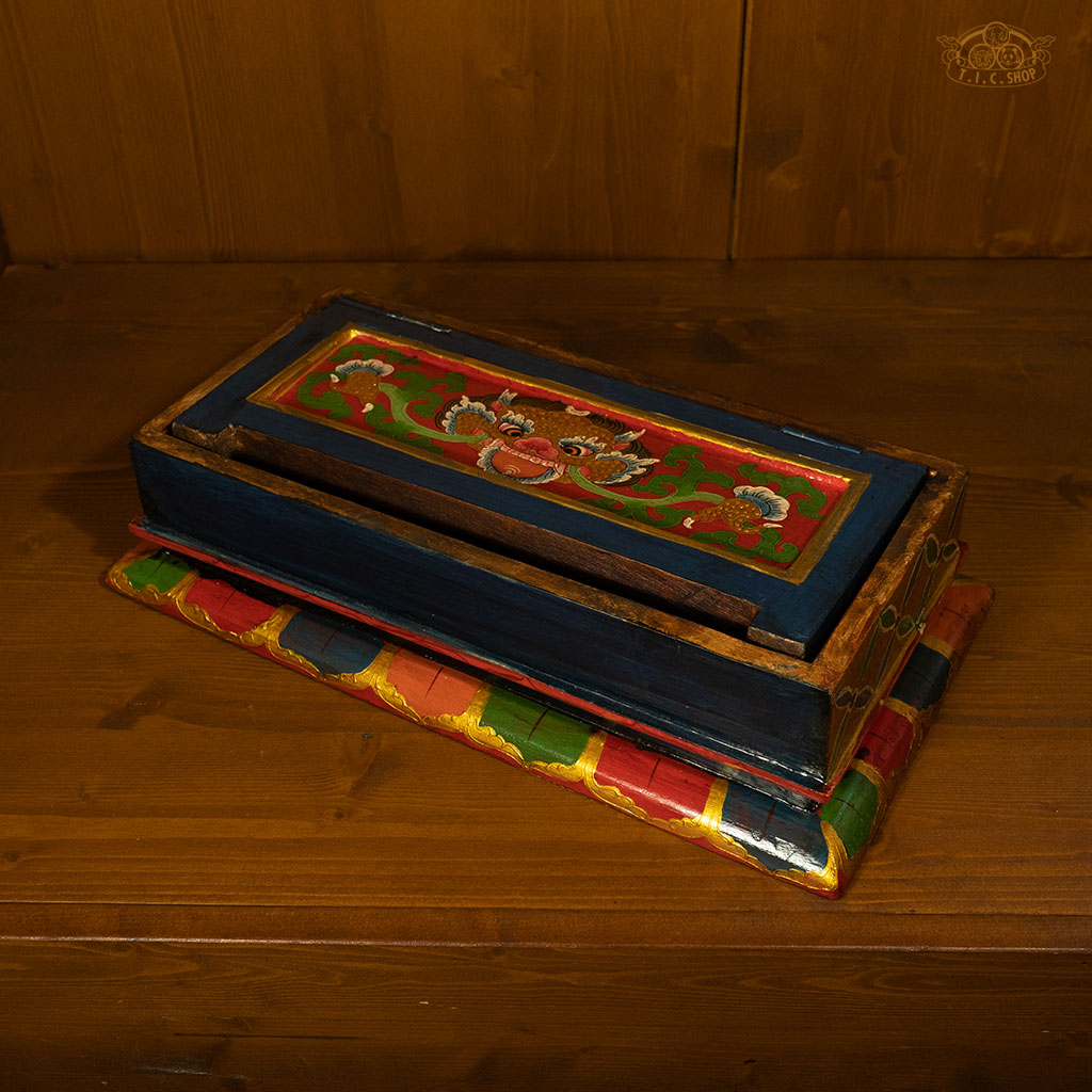 Conch Shell & Face of Glory Tibetan Buddhist Meditation Table