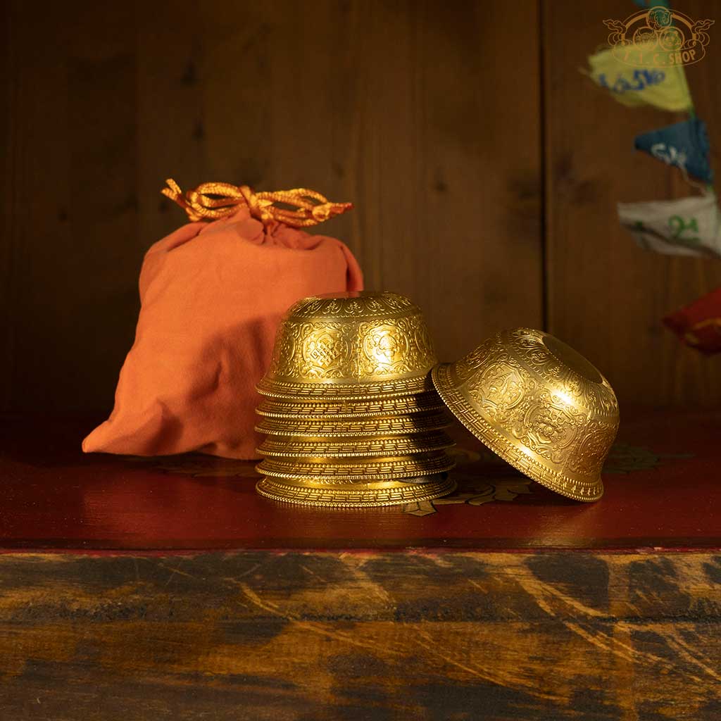This Tibetan offering bowls set is traditionally used in Tibetan Buddhism for water offerings on the altar, symbolizing generosity, purity, and the cultivation of positive intention.
