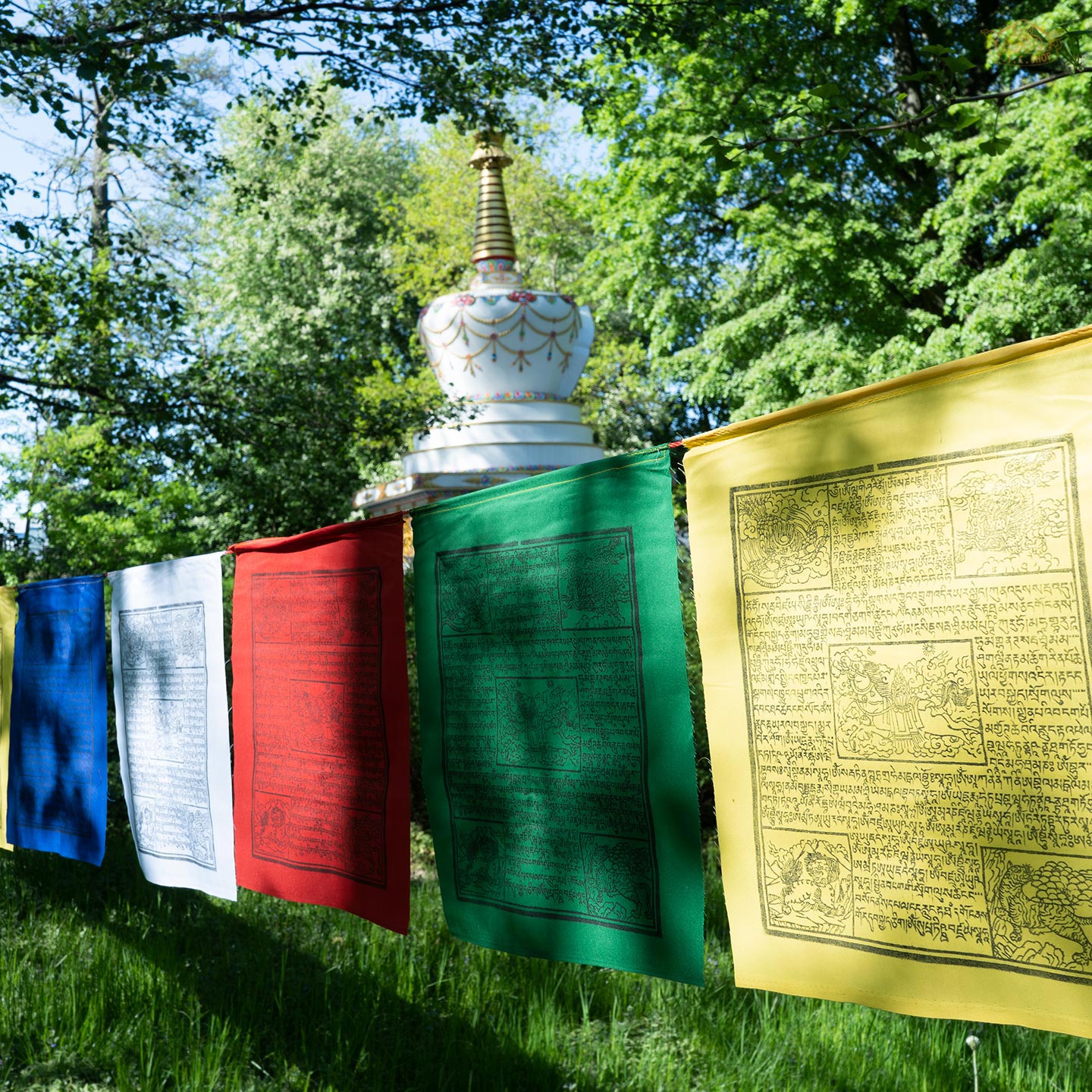 Hand-printed Tibetan Windhorse prayer flags 35x40 cm each, total 10 m, made from 100% cotton for spiritual blessings and meditation